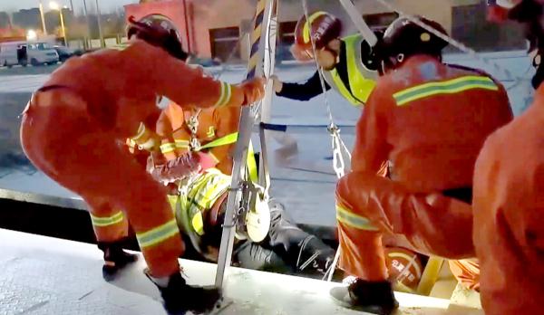 女工不慎坠入雨水调蓄池，多处骨折