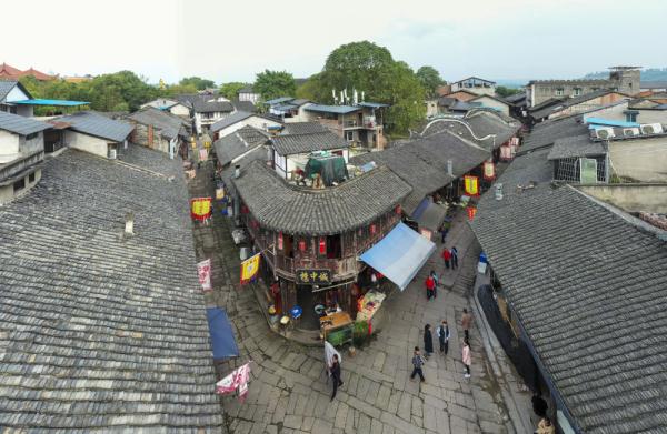 重庆合川：涞滩古镇引游人