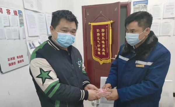 男子弄丢给奶奶的2万多治病钱,长沙公交司机归还:给孩子做榜样 男子弄丢给奶奶的2万多治病钱,长沙公交司机归还:给孩子做榜样