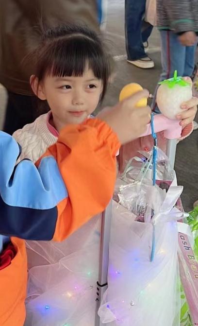 妻子女儿卖气球，男子悄悄转钱给路人求帮忙！