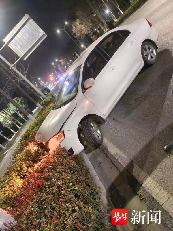 车速太快避让不及小轿车追尾前车后冲上绿化带