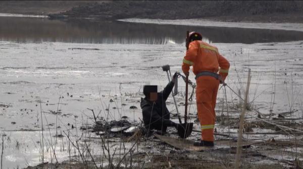 秒变泥娃!水质探测员陷入水塘动弹不得! 秒变泥娃!水质探测员陷入水塘动弹不得!