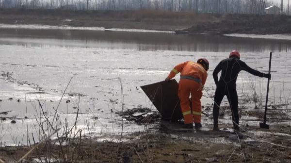 秒变泥娃!水质探测员陷入水塘动弹不得! 秒变泥娃!水质探测员陷入水塘动弹不得!