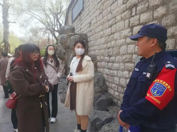 双语播报的保安大叔火了！爱学习这件事真的很酷