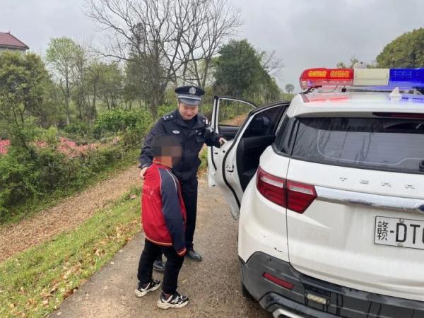 9岁男孩独自徒步8公里，只为“回家”