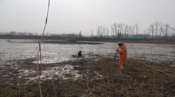 秒变泥娃!水质探测员陷入水塘动弹不得! 秒变泥娃!水质探测员陷入水塘动弹不得!