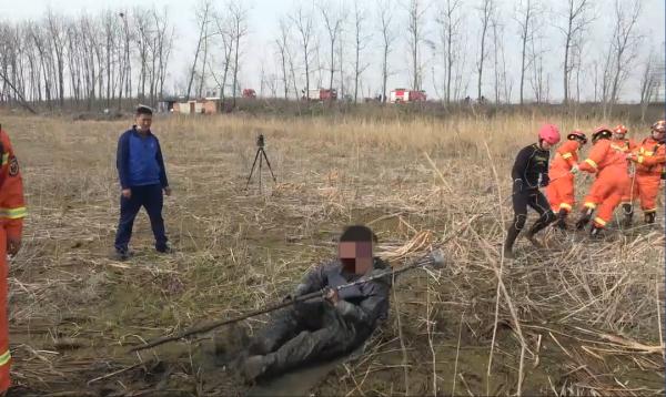秒变泥娃!水质探测员陷入水塘动弹不得! 秒变泥娃!水质探测员陷入水塘动弹不得!