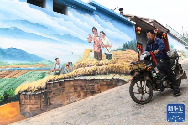多彩墙绘扮美山村