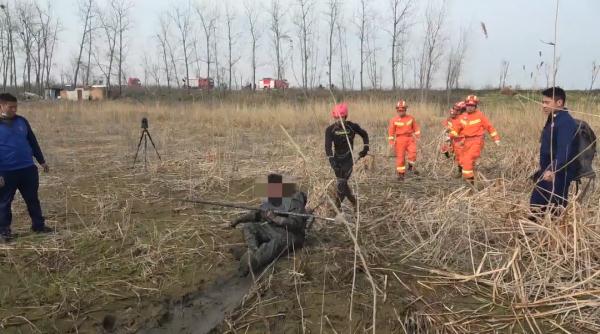 秒变泥娃!水质探测员陷入水塘动弹不得! 秒变泥娃!水质探测员陷入水塘动弹不得!