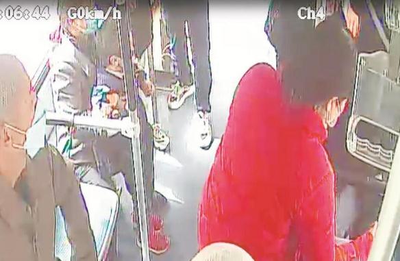 西宁33路公交车有人晕倒！之后的一幕......