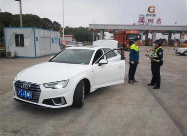 有了安全气囊,就不用系安全带?男子这样做了…… 有了安全气囊,就不用系安全带?男子这样做了……