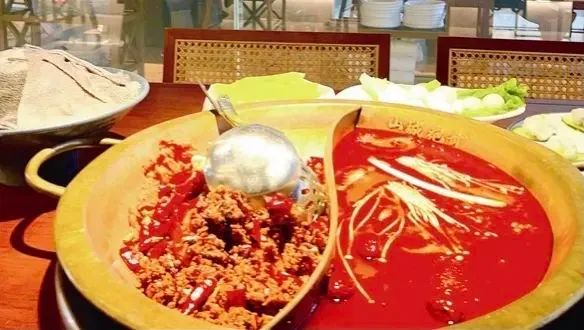 吃火锅烫几秒就入口，男子突变“小黄人”！广东人注意了