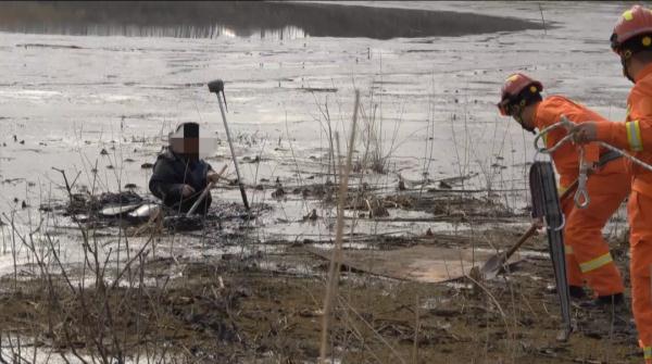 秒变泥娃!水质探测员陷入水塘动弹不得! 秒变泥娃!水质探测员陷入水塘动弹不得!