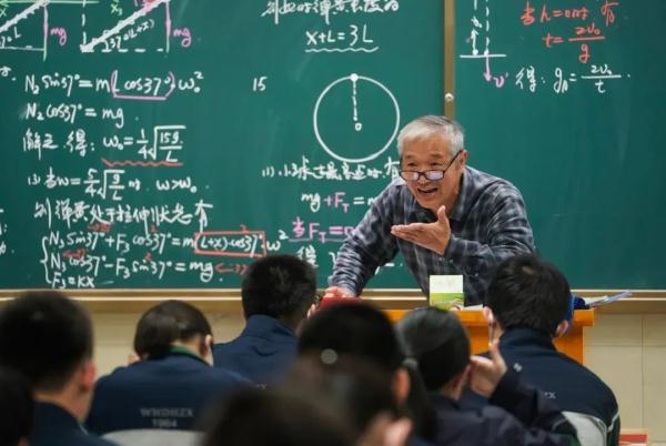 坚持40年,累计400万字!61岁教师的手写教案,很震撼! 坚持40年,累计400万字!61岁教师的手写教案,很震撼!