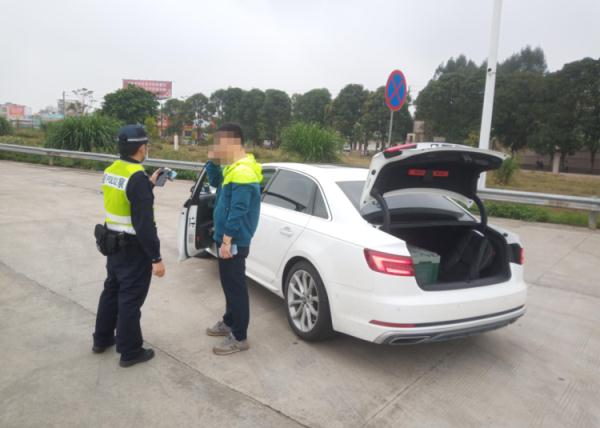 有了安全气囊,就不用系安全带?男子这样做了…… 有了安全气囊,就不用系安全带?男子这样做了……