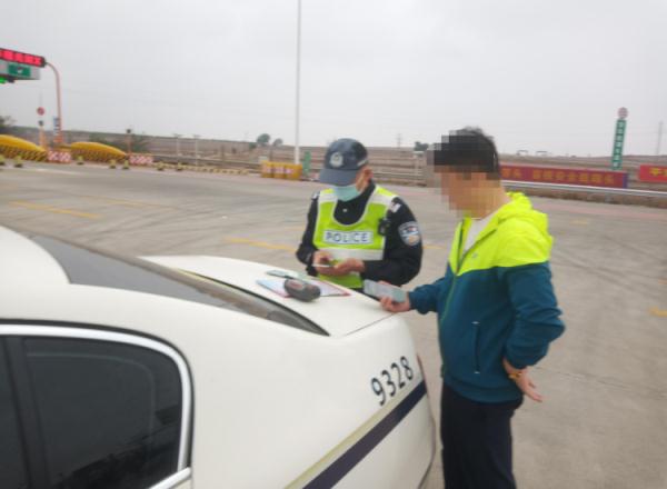 有了安全气囊,就不用系安全带?男子这样做了…… 有了安全气囊,就不用系安全带?男子这样做了……