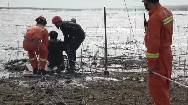 秒变泥娃!水质探测员陷入水塘动弹不得! 秒变泥娃!水质探测员陷入水塘动弹不得!