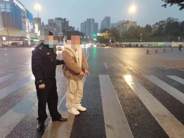 无证驾驶撞了就跑？成都交警：没门儿