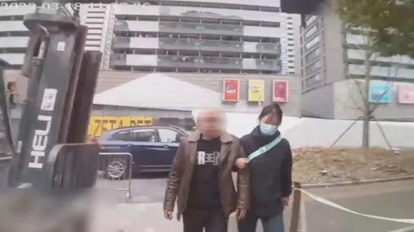 00后姑娘和朋友约饭却突然“失联”，原因令人爆赞！