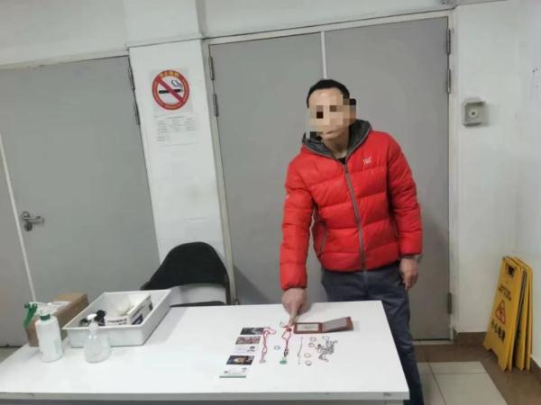 撬开卷帘门盗窃3万多 醉汉被抓后懊悔不已