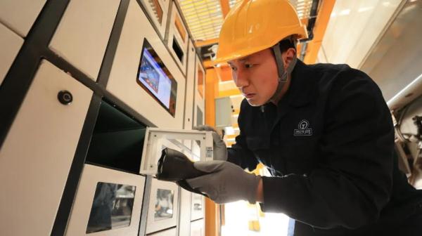 奇奇怪怪？！铁路职工上班需要镜子、摩丝、号角 、粉笔……