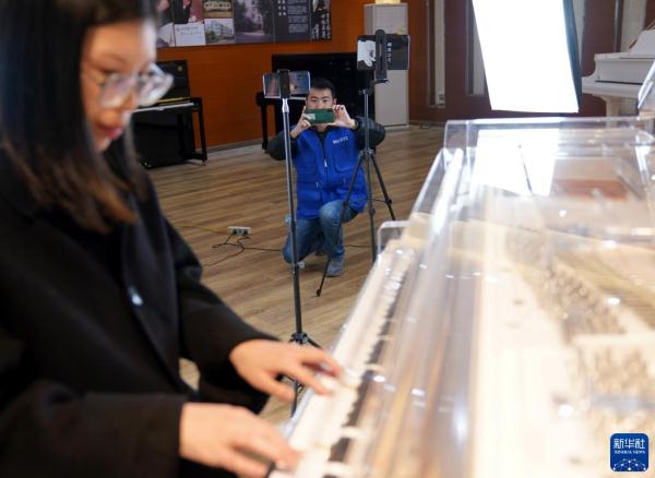 钢琴小镇弹奏“转型曲” 钢琴小镇弹奏“转型曲”