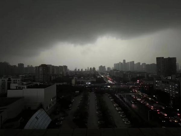 今天，福州破纪录！这群人奔向暴风骤雨……