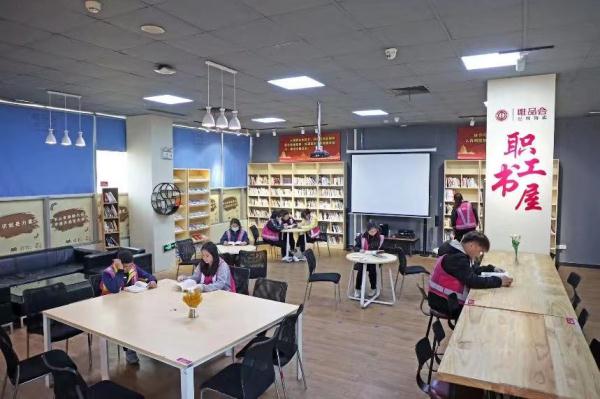 辍学不等于放弃 “仓库书屋”帮助38名工人圆了大学梦