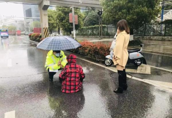 “久久哥”撑伞守护事故伤者 &nbsp;网友：陪伴久久 暖心久久！