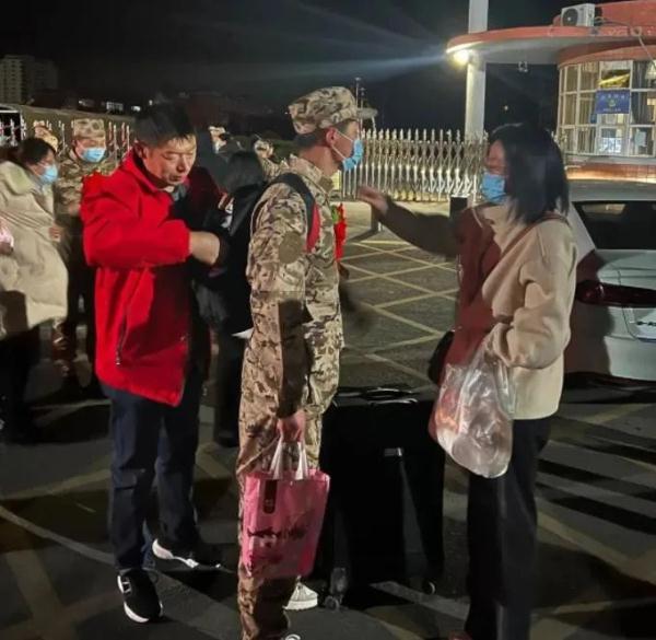“这是早晨给你现包的饺子，多吃几个”