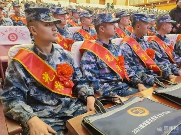 “这是早晨给你现包的饺子，多吃几个”