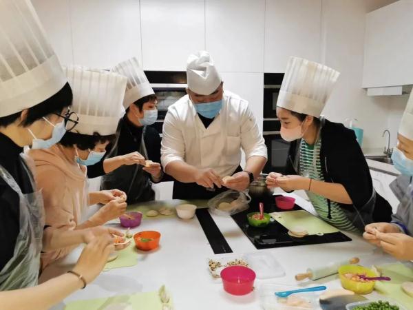 退役后辞去五星级酒店工作，“大厨哥哥”坚守幼儿园灶台十四年：比当酒店大厨难