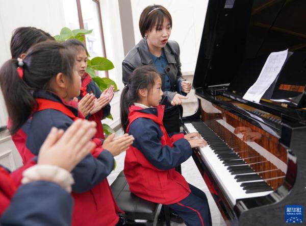 钢琴小镇弹奏“转型曲” 钢琴小镇弹奏“转型曲”
