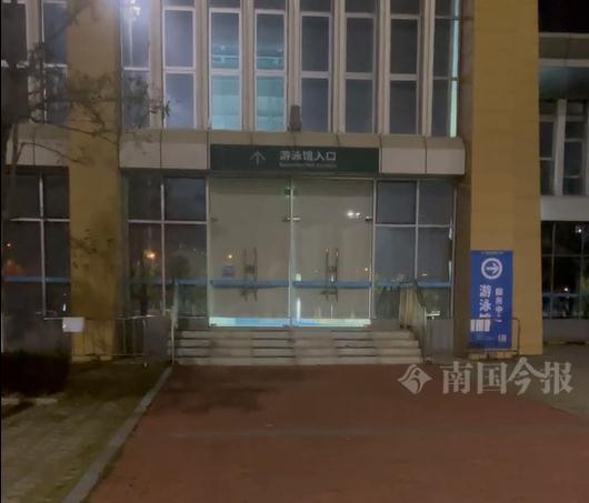 女子游泳馆内溺水，心跳一度停止！沉入水底时有人以为在练憋气