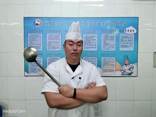 退役后辞去五星级酒店工作，“大厨哥哥”坚守幼儿园灶台十四年：比当酒店大厨难