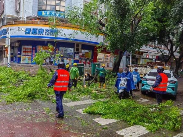 今天，福州破纪录！这群人奔向暴风骤雨……