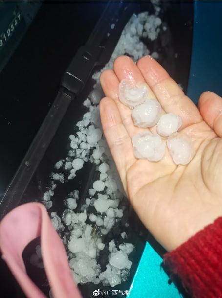 天气“大变脸”，南宁吴圩下冰雹了！广西多地发布冰雹橙色预警
