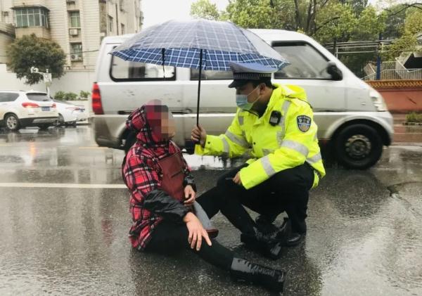 “久久哥”撑伞守护事故伤者 &nbsp;网友：陪伴久久 暖心久久！