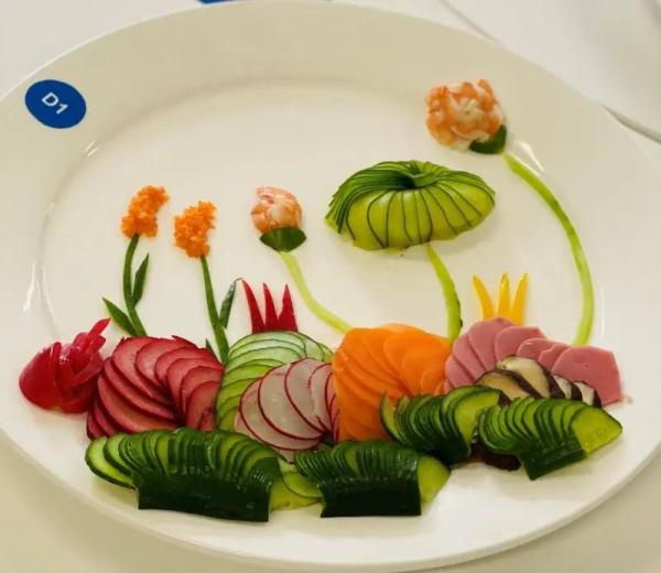 退役后辞去五星级酒店工作，“大厨哥哥”坚守幼儿园灶台十四年：比当酒店大厨难