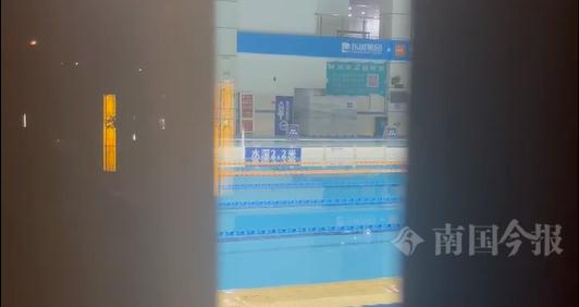 女子游泳馆内溺水，心跳一度停止！沉入水底时有人以为在练憋气