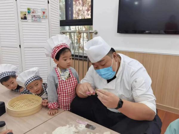 退役后辞去五星级酒店工作，“大厨哥哥”坚守幼儿园灶台十四年：比当酒店大厨难