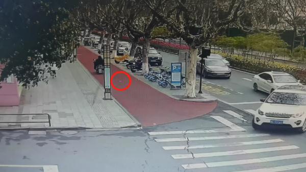 “我老公在手机里呀…”她抹着泪闯进了派出所