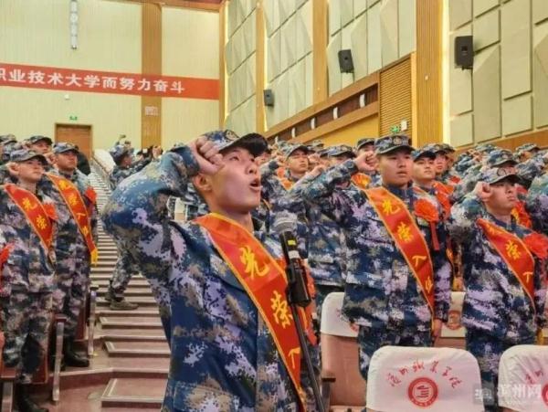 “这是早晨给你现包的饺子，多吃几个”