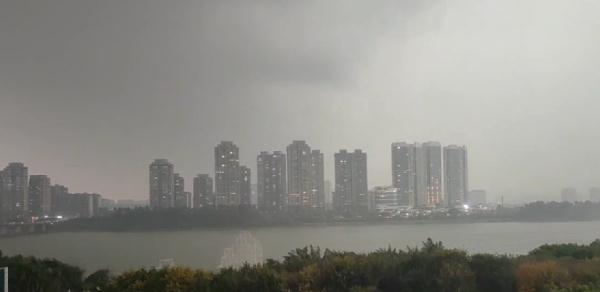 一秒天黑！福州雷电+冰雹+暴雨来了