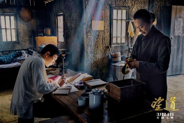 剧组搭建了陈望道在义乌的"老家,连院子里的青苔,蜘蛛网怎么设计都