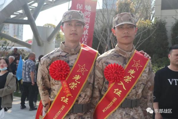 双胞胎兄弟,双双入伍! 双胞胎兄弟,双双入伍!