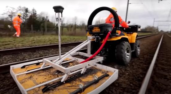 狗獾挖洞致荷兰铁路一度瘫痪 画面曝光:工人用肉引獾出洞 狗獾挖洞致荷兰铁路一度瘫痪 画面曝光:工人用肉引獾出洞