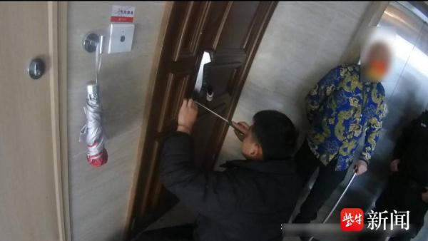 独居老人家中不慎摔倒受伤 关键时刻民警破门救助