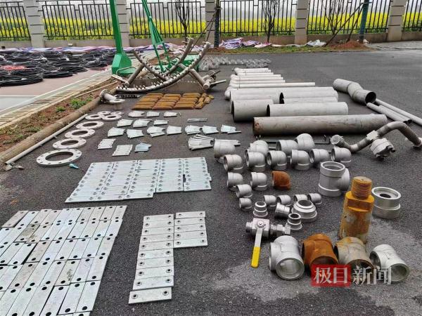 母子“蚂蚁搬家”盗走20余吨建筑材料当废铁卖?民警蹲守瓮中捉鳖 母子“蚂蚁搬家”盗走20余吨建筑材料当废铁卖?民警蹲守瓮中捉鳖