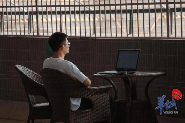 广东一高校图书馆设“发呆区”走红！馆长回应→